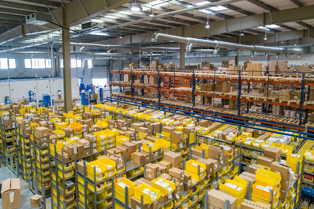 Stok ve depo sayımını yöneten lojistik ve operasyon yöneticisi